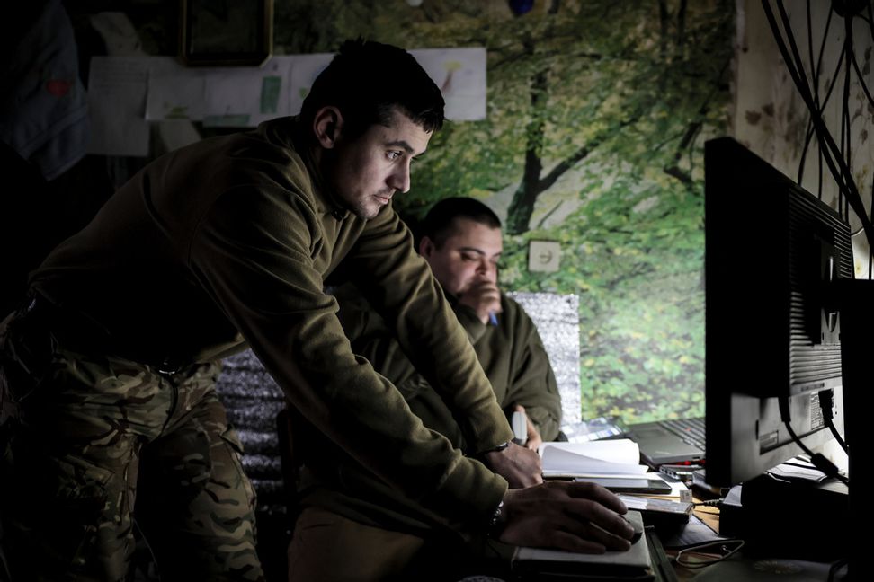 Ukrainska militärer letar mål vid fronten i Donetsk. Bild från början av februari. Foto: Oleh Petrasiuk/Ukrainas militär via AP/TT