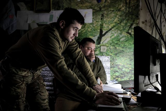 Ukrainska militärer letar mål vid fronten i Donetsk. Bild från början av februari. Foto: Oleh Petrasiuk/Ukrainas militär via AP/TT