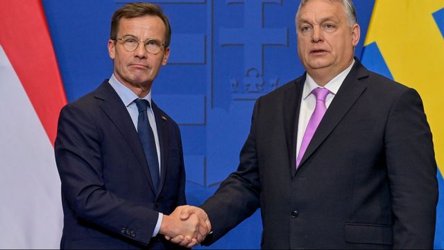 Statsminister Ulf Kristersson (M) på besök hos Ungerns premiärminister Viktor Orbán i fredags. Arkivbild Foto: DENES ERDOS/AP/TT