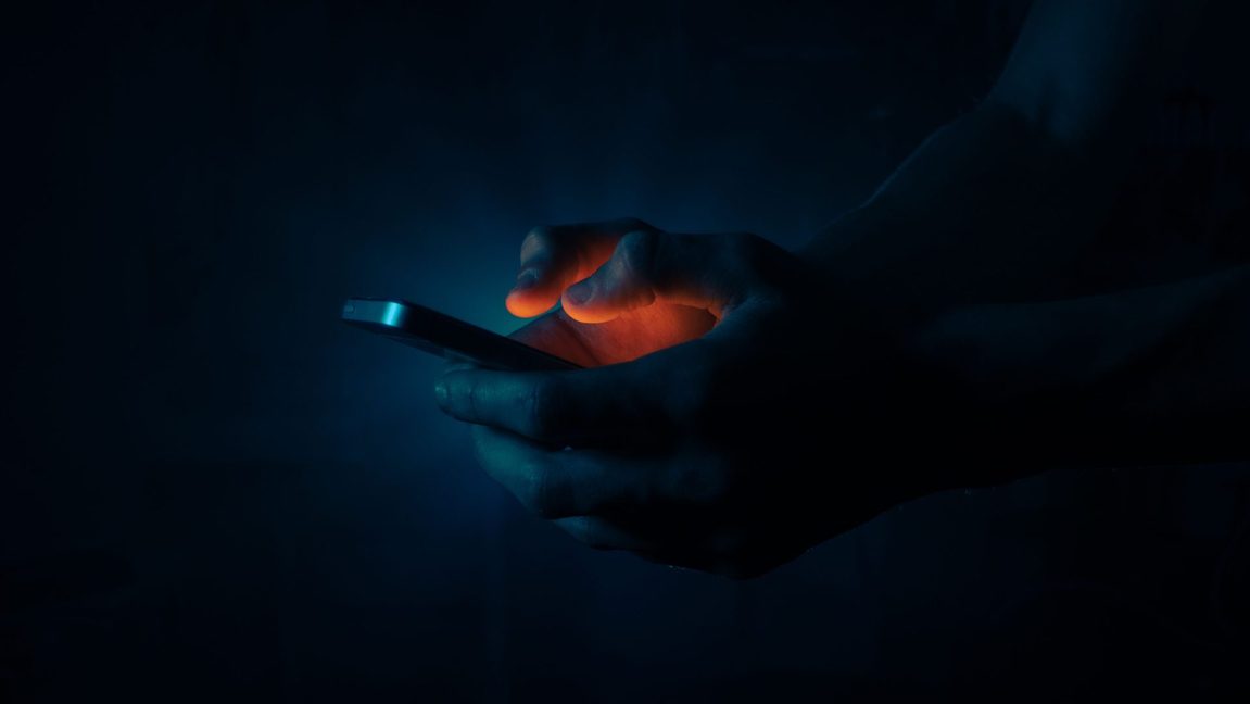 Övergreppen ska ha skett i chattgrupper och videosamtal, enligt åklagaren. Genrebild. Foto: Pexels