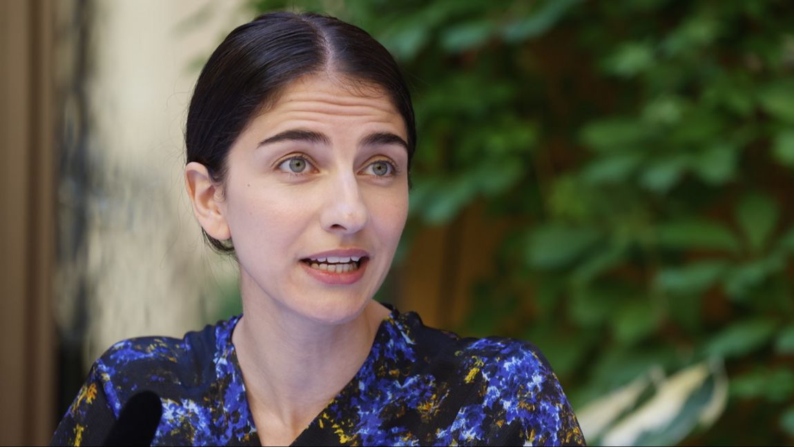 Klimatminister Romina Pourmokhtari (L) vid regeringens sommarfika på Rosenbads innergård på torsdagen. Foto: Pär Bäckström/TT