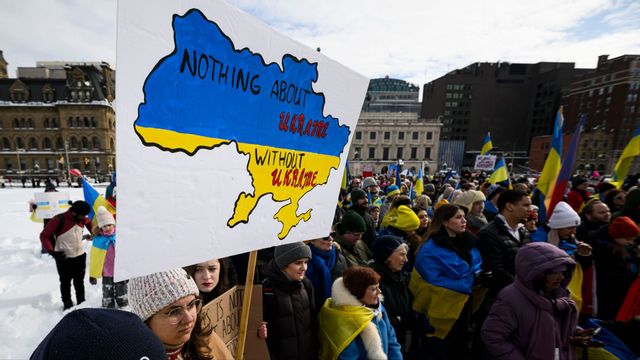 Pro-ukrainska demonstranter samlade på Parliament Hill i Ottawa i februari för att markera treårsdagen av Rysslands fullskaliga invasion av Ukraina. Trumps fredsförslag kan utmana landets anspråk på Krim. Foto: Justin Tang/AP/TT
