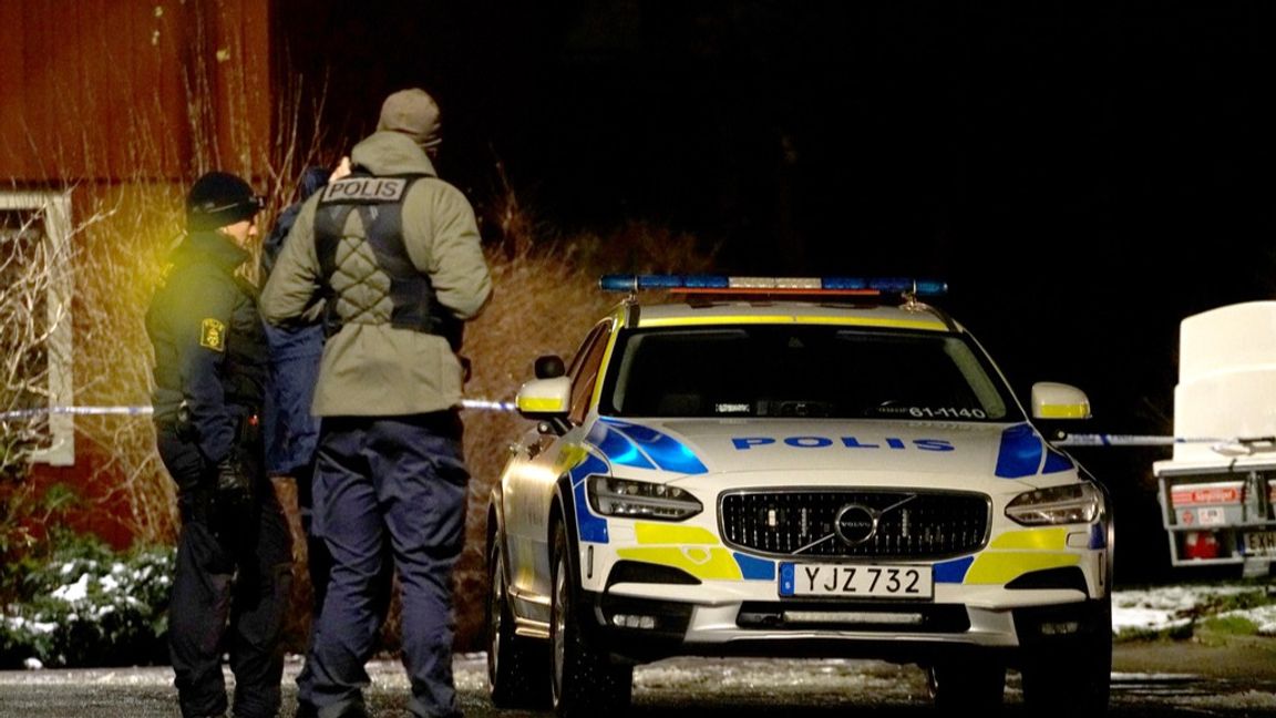 Polis med avspärrning kring villaområdet i Växjö. Foto: Carl Carlert/TT