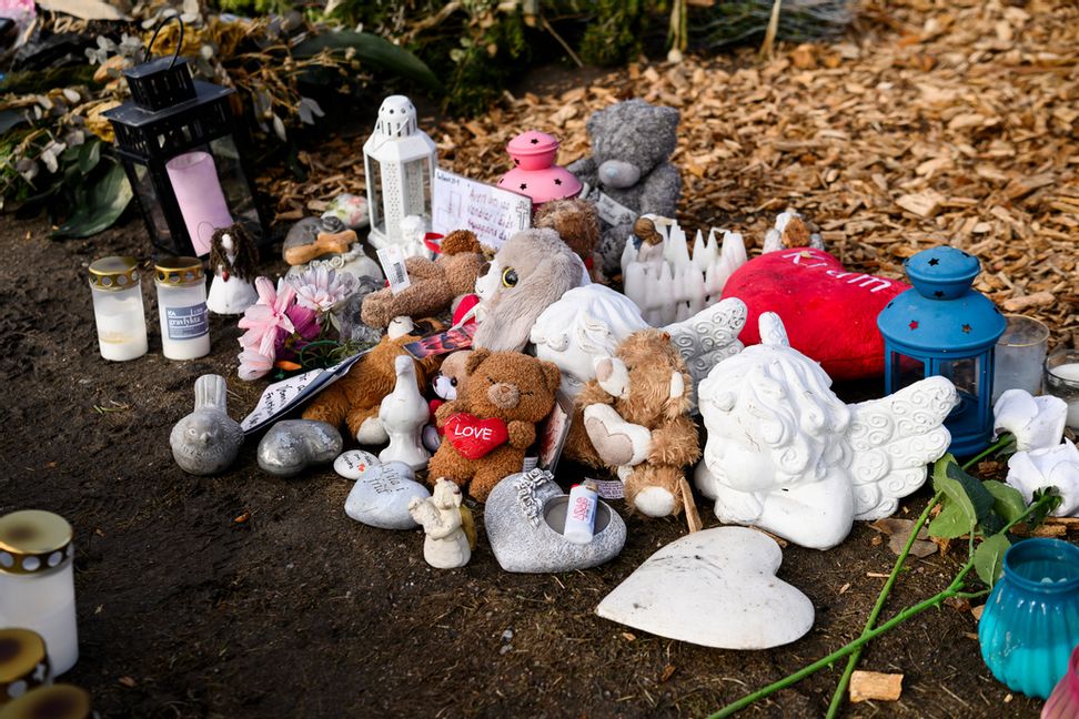 Ljus och blommor vid minnesplatsen utanför Risbergska skolan i Örebro i februari. Oscar Olsson/TT