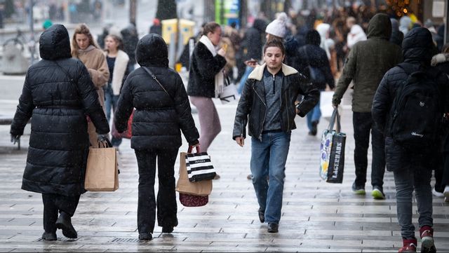 Årets Black week gav inte någon ökad optimism bland e-handlarna. Här Black friday på Drottninggatan i Stockholm. Foto: MIKAELA LANDESTRÖM/TT