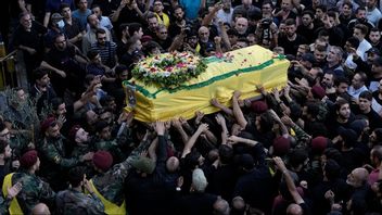 Hezbollah-soldater på begravningsceremoni för eliminerad soldat. Foto: AP