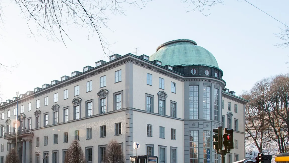 En anställd vid Handelshögskolan i Stockholm åtalas för grov trolöshet mot huvudman. Foto: I99pema, CC BY-SA 4.0, via Wikimedia Commons