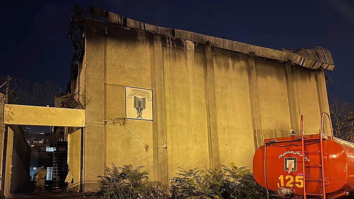 Evin-fängelset i Teheran efter en brand 2022. På måndag träffades fängelsets port av en misstänkt israelisk attack. Foto: AP/TT