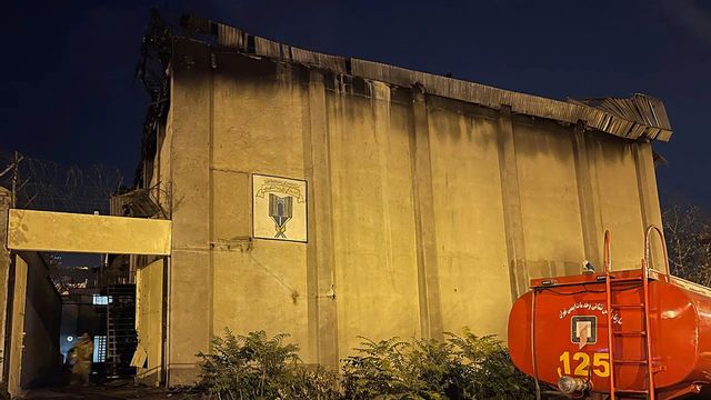 Evin-fängelset i Teheran efter en brand 2022. På måndag träffades fängelsets port av en misstänkt israelisk attack. Foto: AP/TT