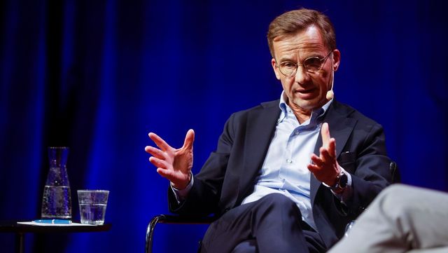 Statsminister Ulf Kristersson (M) intervjuas av Kvartals chefredaktör Jörgen Huitfeldt på Kulturhuset i Stockholm under tisdagen. Foto: Nicklas Thegerström / TT