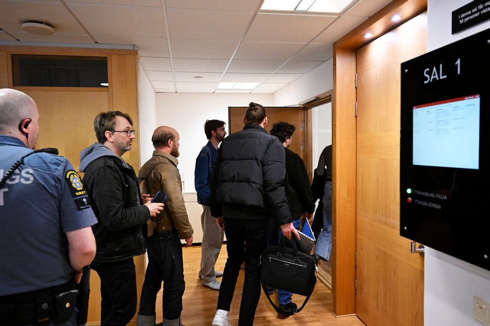 Pressen på väg in till häktningsförhandlingen mot den man som misstänks för tre mord i Uppsala. Foto: Jessica Gow/TT