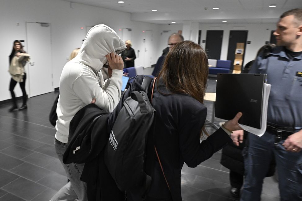 Huvudförhandling har inletts om dådet i Skärholmen, där en pappa sköts till döds framför sin son i april i fjol. Anders Wiklund/TT