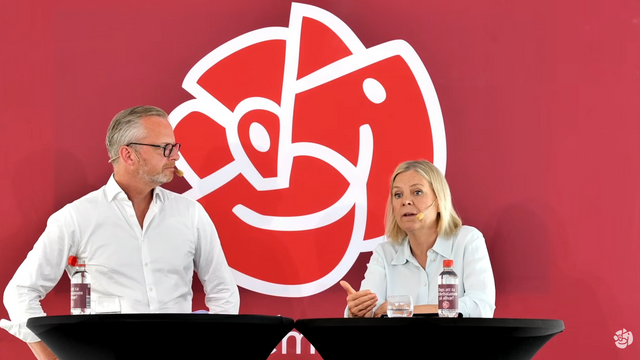 Mikael Damberg och partiledare Magdalena Andersson på scen i Almedalen 25 juni. Foto: Socialdemokraterna via YouTube 