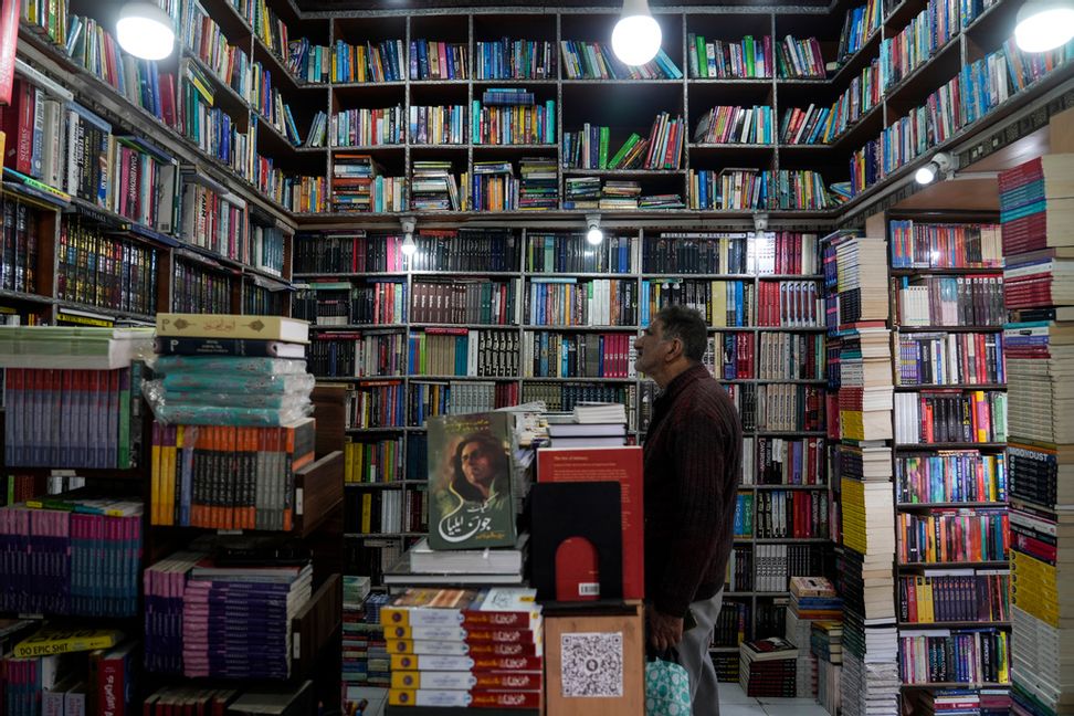 En man i en bokhandel i Kashmir i måndags. Mukhtar Khan/AP/TT