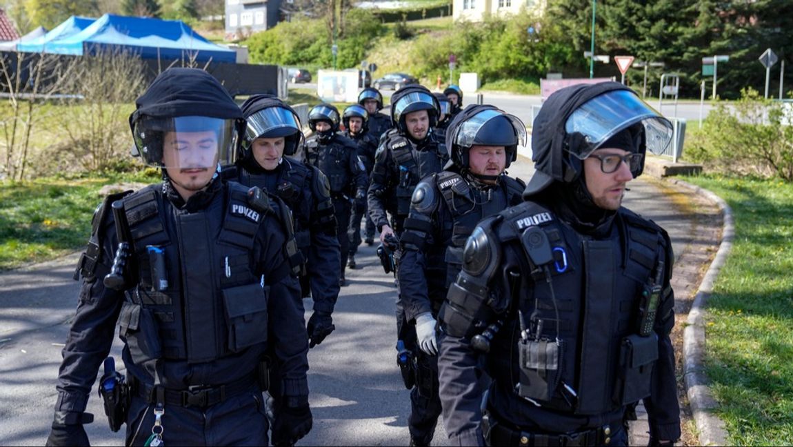 Tyska poliser förbereder sig för fotbolls-EM i Stützerbach i april. Foto: Ebrahim Noroozi/AP/TT