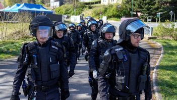 Tyska poliser förbereder sig för fotbolls-EM i Stützerbach i april. Foto: Ebrahim Noroozi/AP/TT