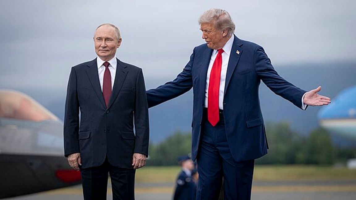 Rysslands president Vladimir Putin tillsammans med USA:s president Donald Trump under besöket på Elmendorf Richardson-basen i Anchorage, Alaska den 15 augusti 2025. Foto: DoD photo by Benjamin Applebaum/Public domain