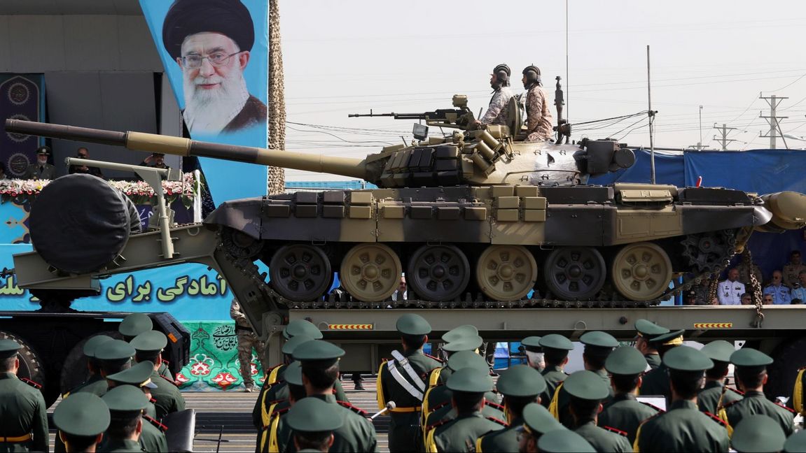 Iranska trupper under en militärparad i Teheran i Iran. Foto: Vahid Salemi/AP/TT