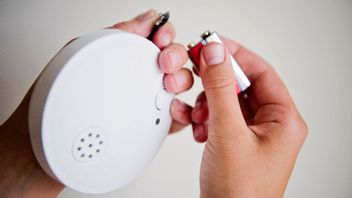 Genrebild. Brandvarnare. Byta batteri i brandvarnare. Foto: Erik Mårtensson / SCANPIX / TT