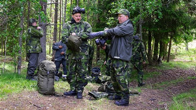 Övning med skyddsmask för blivande hemvärnssoldater. Bild: Anders Wiklund/TT