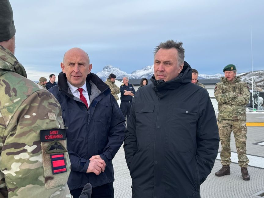 Norges försvarsminister Tore Sandvik tillsammans med sin brittiske kollega John Healey i Bodø. Foto: Brage Berglund/Norska försvarsdepartementet/NTB/TT