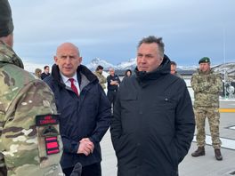 Norges försvarsminister Tore Sandvik tillsammans med sin brittiske kollega John Healey i Bodø. Foto: Brage Berglund/Norska försvarsdepartementet/NTB/TT
