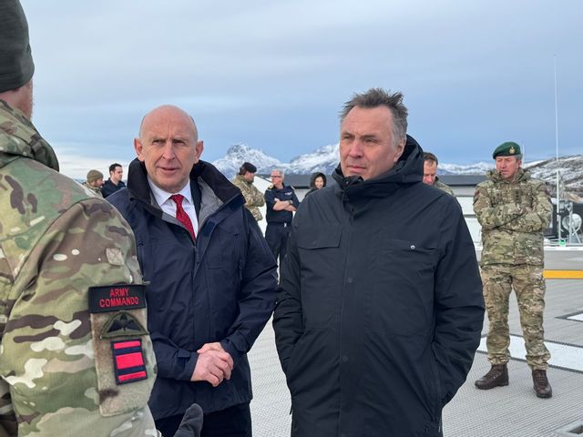 Norges försvarsminister Tore Sandvik tillsammans med sin brittiske kollega John Healey i Bodø. Foto: Brage Berglund/Norska försvarsdepartementet/NTB/TT