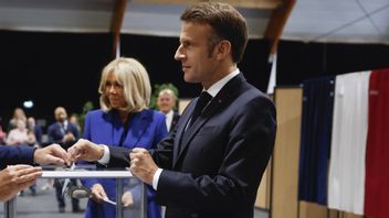 Emmanuel Macron lägger sin röst i söndagens omröstning i Frankrike Foto: Mohammed Badra/AP/TT