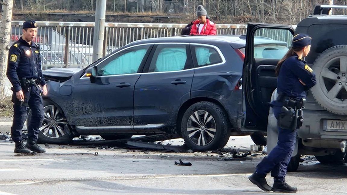 En polisinsats pågår på Stadsgårdskajen efter kollisionen. Foto: Bulletin