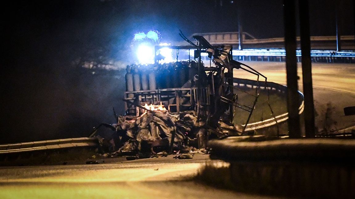 Den utbrända lastbilen som exploderade på E18 igår kväll. Foto: Fredrik Sandberg/TT