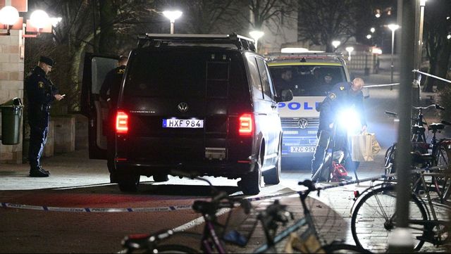 Polis och kriminaltekniker på plats vid den flerfamiljsfastighet där en man hittats död. Foto: JOHAN NILSSON/TT