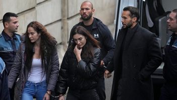 De fyra häktade. Andrew Tate är längst bak med rakat huvud. Foto: Vadim Ghirda/TT