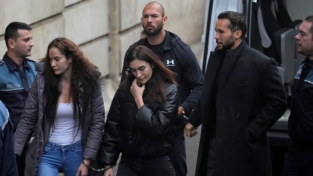 De fyra häktade. Andrew Tate är längst bak med rakat huvud. Foto: Vadim Ghirda/TT