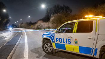  Polis på plats på Galgbacksvägen i Oxie efter att en man hittats med skottskador i ett fordon på Hindby i Malmö natten till lördagen Foto: Johan Nilsson/TT