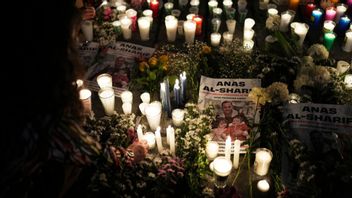 Folk tänder ljus för Anas al-Sharif, som arbetade för Al Jazeera, Reuters och Hamas. Foto: Eduardo Verdugo / TT