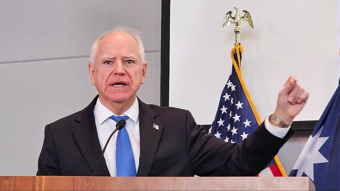 Guvernören Tim Waltz är under allt hårdare kritik. Foto: Steve Karnowski/AP/TT