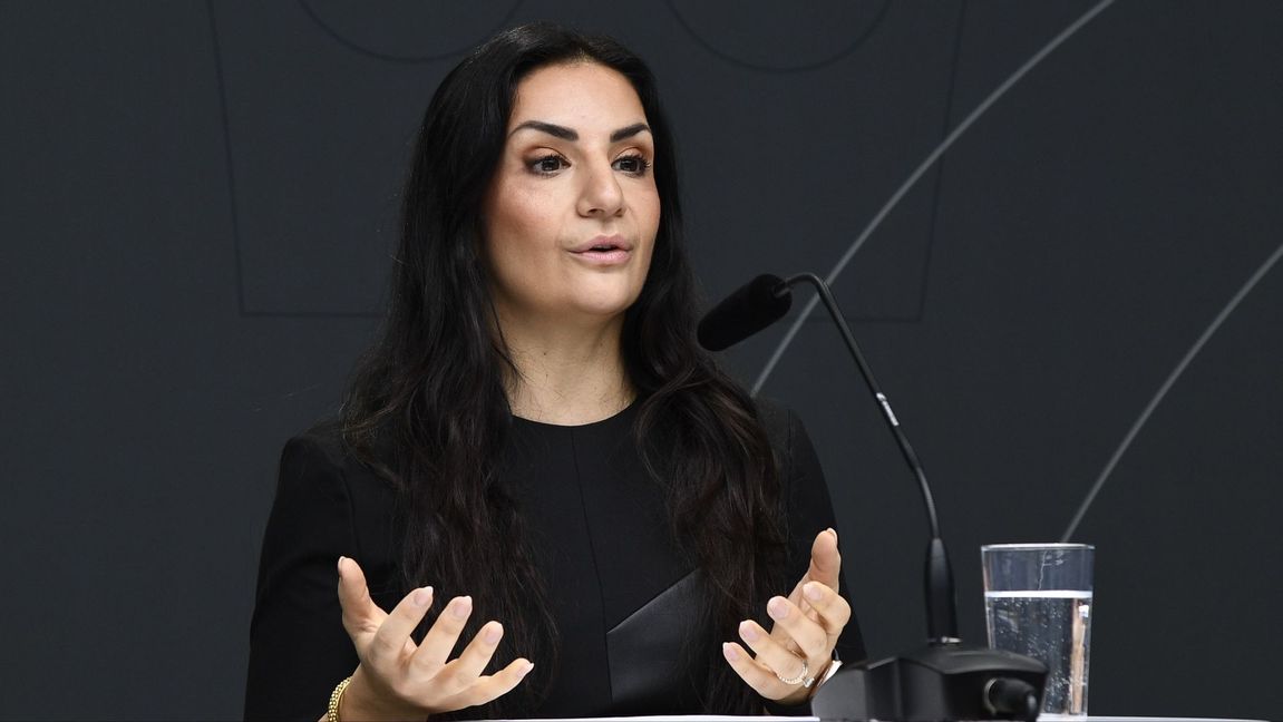 Kulturminister Parisa Liljestrand (M) under en pressträff tidigare i mars. Kulturdepartementet har beslutat om en lagrådsremiss med förslag till en ny samlad lag om public service. Foto: Lars Schröder/TT
