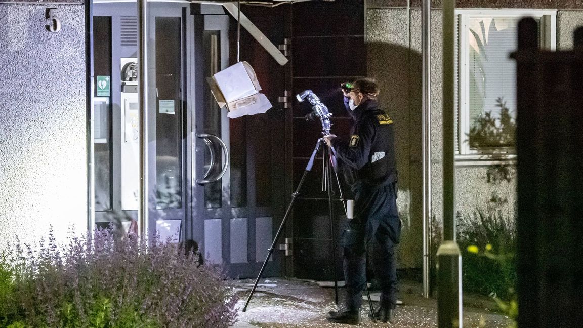 Polisens kriminaltekniker på plats vid en entré till ett flerfamiljshus i stadsdelen Lindeborg i Malmö efter en detonation natten till torsdag. Arkivbild. Foto: TT.