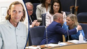 Justitieminister Morgan Johansson (S) kramar statsminister Magdalena Andersson (S) efter misstroendeomröstningen mot honom i riksdagen. Foto: Henrik Montgomery/TT