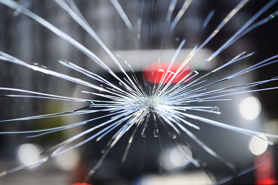 Man krossade rutor på älskarinnans bil för att bevisa sin kärlek till sambon. Arkivbild. Henrik Montgomery/TT