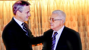 Jonas Gahr Støre i samspråk med den palestinske presidenten och diktatorn Mahmoud Abbas. Arkivbild från 2011. Foto: NTB