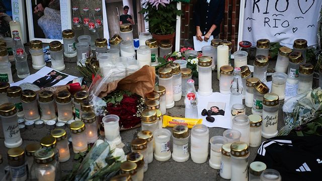 Ljus och blommor vid en gångtunnel i Fruängen efter mordet i mars. Foto: Viktoria Bank/TT