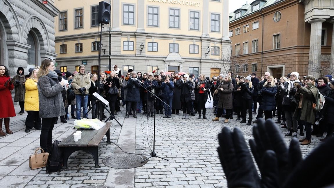 Demonstration mot en friande dom i ett gruppvåldtäktsmål. Det blir ett allt större gap mellan folket och rättsväsendet i flera frågor. Foto: Christine Olsson/TT 