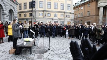Demonstration mot en friande dom i ett gruppvåldtäktsmål. Det blir ett allt större gap mellan folket och rättsväsendet i flera frågor. Foto: Christine Olsson/TT 
