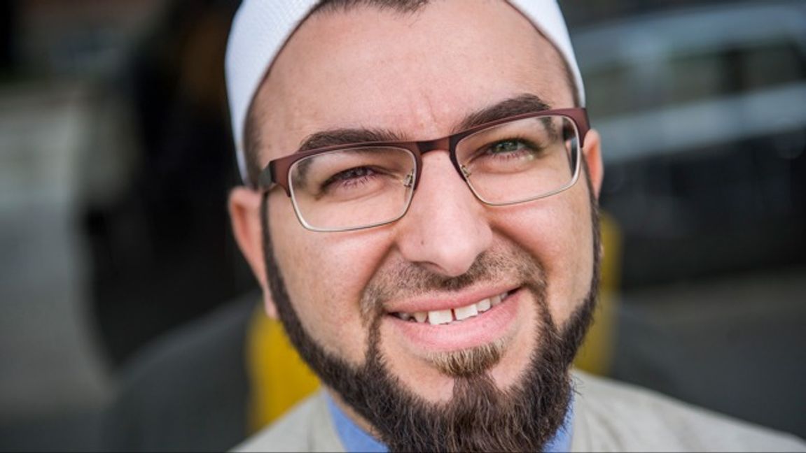 Malmöimamen Salahuddin Barakat har tidigare hyllats av svenska medier och politiker. Nu har hans åsikter uppmärksammats och kritiseras. Men Barakat säger att han haft samma åsikter hela tiden. Foto: Emil Langvad/TT