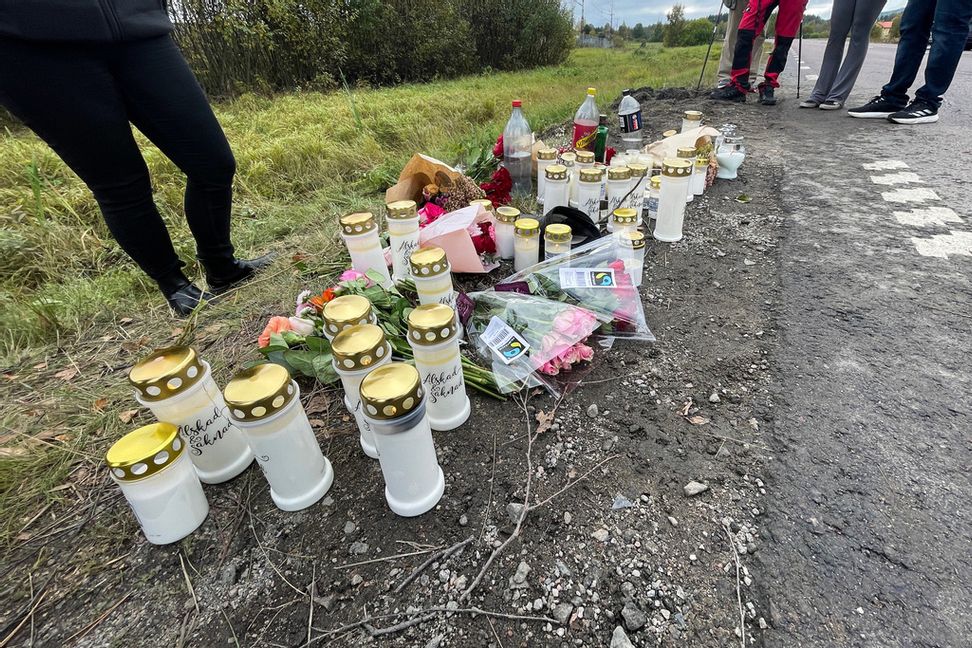 En minnesplats växer fram vid olycksplatsen på riksväg 83. Foto: Joakim Sunnerstam/TT