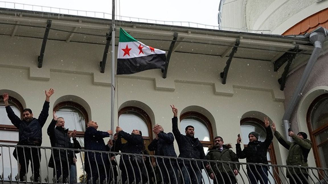 Jubel på en balkong på Syriens ambassad i Moskva på måndagsmorgonen. Foto: Alexander Zemlianichenko/AP/TT