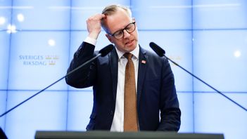 Den ena handen tycks inte veta vad den andra ska göra. Foto: Fredrik Persson/TT