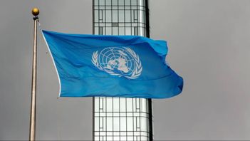 FN:s flagga vajar utanför högkvarteret i New York Foto: Ted Shaffrey/AP/TT