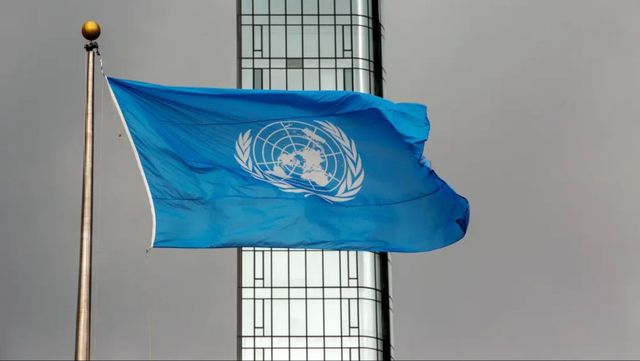 FN:s flagga vajar utanför högkvarteret i New York Foto: Ted Shaffrey/AP/TT